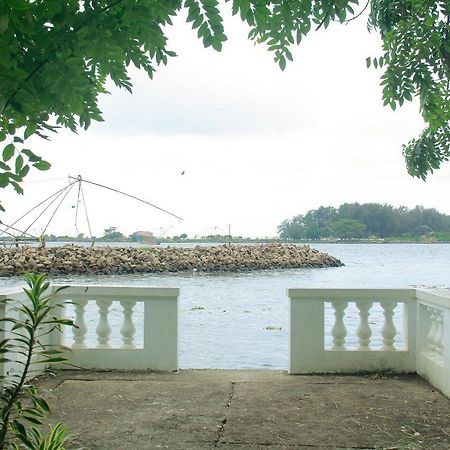 Muziris Harbour View Hotel Kochi Exterior foto